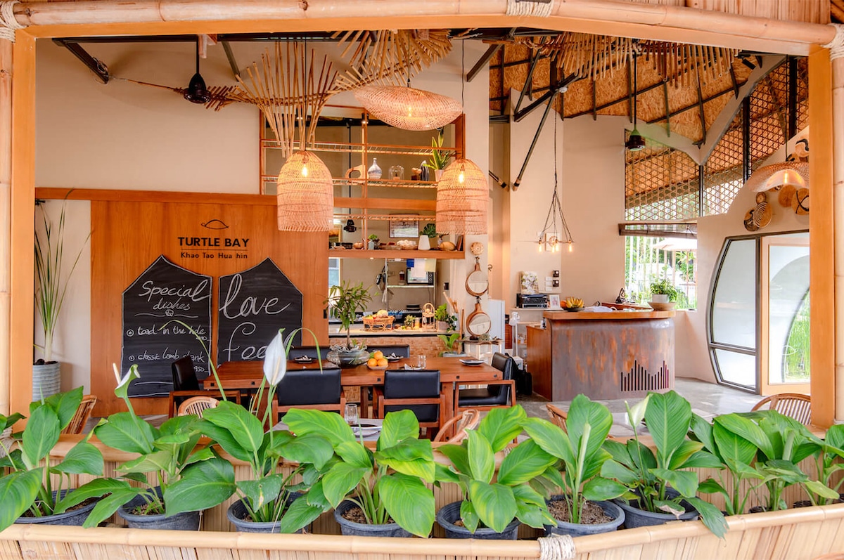 Des bungalows en bambou dans la destination éco-touristique de Turtle Bay en Thaïlande célèbrent le folklore local